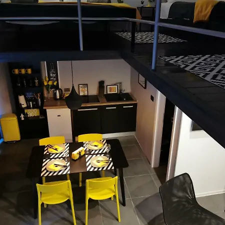 Apartment Old Town Studio - Yellow Split