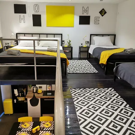 Old Town Studio - Yellow Apartment Split