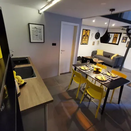 Apartment Old Town Studio - Yellow