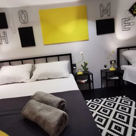 Old Town Studio - Yellow Apartment Split