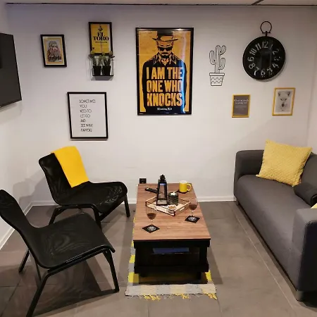 Old Town Studio - Yellow Apartment Split