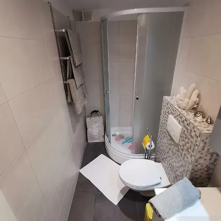 Old Town Studio - Yellow Apartment